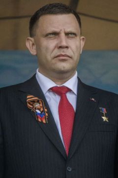 Денис Григорюк: 8 лет без Захарченко.... Помним! Фото: Глава ДНР Александр Владимирович Захарченко во время Парада Победы