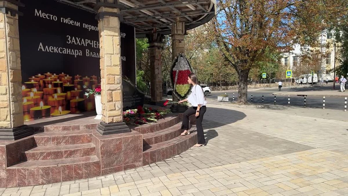 Руководство Старобешевского округа почтило память Первого Главы ДНР