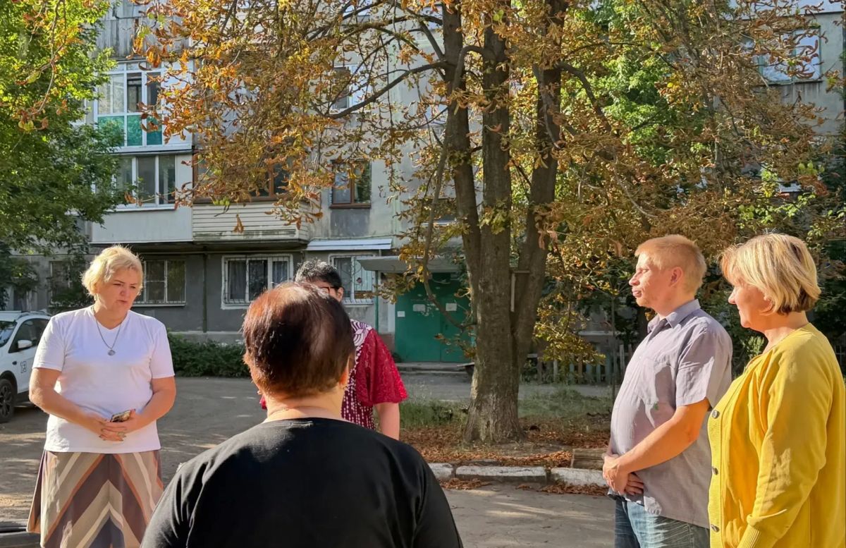 31 августа, в рамках поручения Главы ДНР Дениса Пушилина, заместитель руководителя Управы Центрально-Городского внутригородского района Лариса Онищенко провела встречу в кв-ле Гвардейском, МТСЖ Гвардейская/ хозблок.