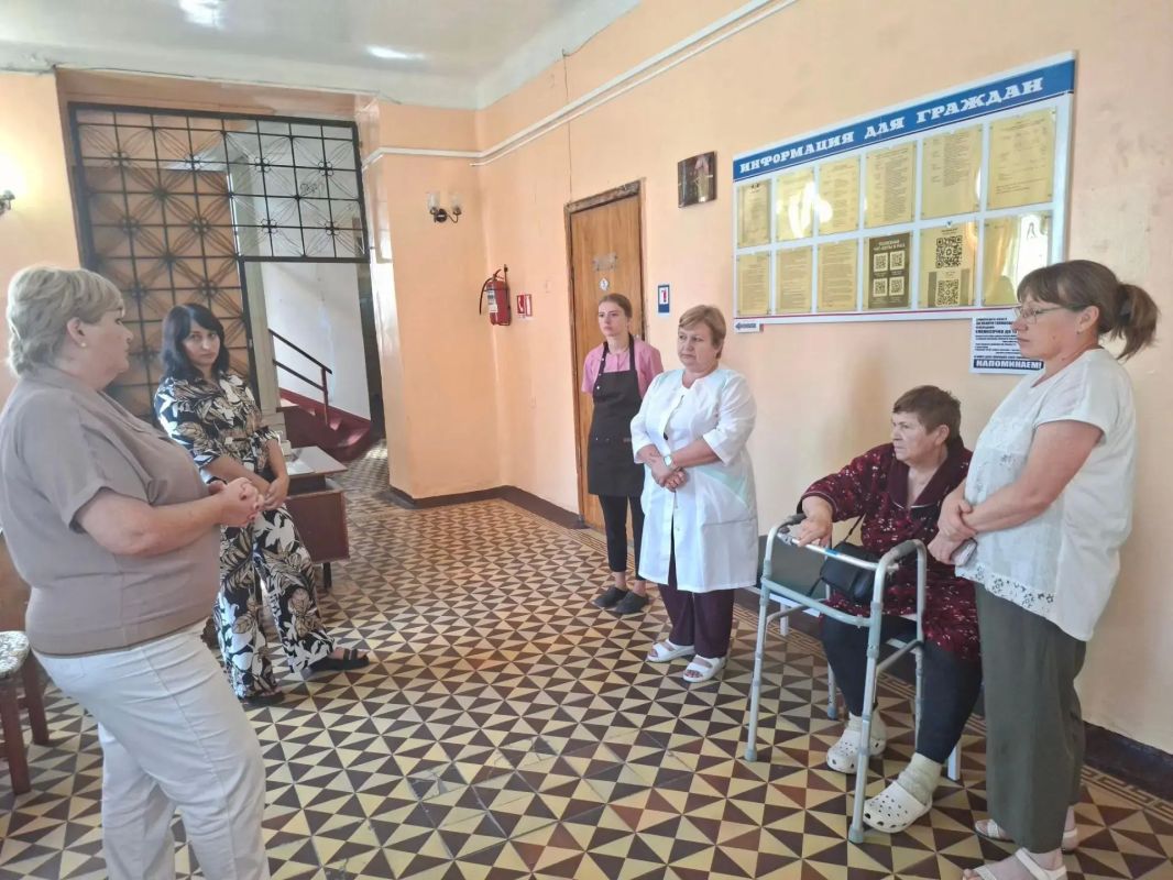 Сегодня, 31 августа, заместитель главы администрации городского округа Макеевка Ирина Сидякина провела встречу с жителями Кировского района на подведомственной территории Государственного бюджетного учреждения Донецкой...