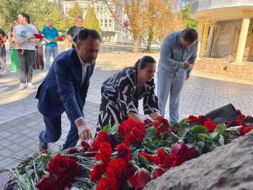 Анна Кондрыкинская: Сегодня мы вместе с коллегами почтили память первого Главы Донецкой Народной Республики Александра Захарченко
