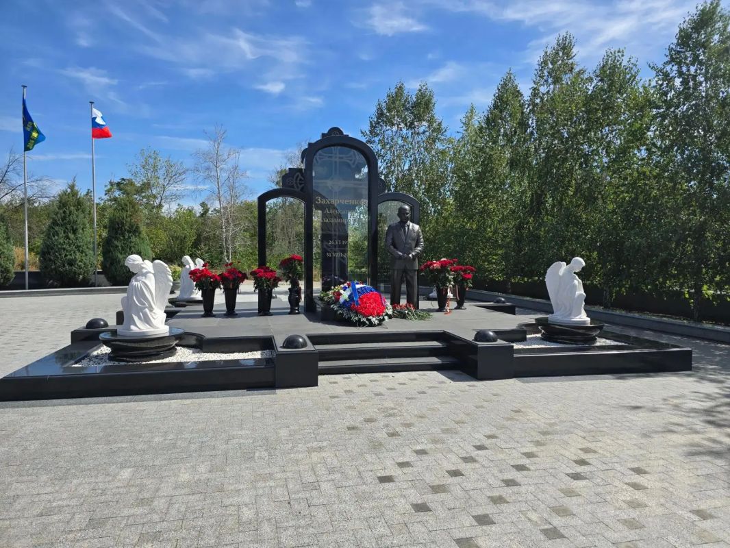 Сегодня руководитель Управы Ленинского внутригородского района Татьяна Темникова возложила цветы к могиле первого Главы Донецкой Народной Республики Александра Захарченко, почтив память истинного патриота и защитника Донбасса