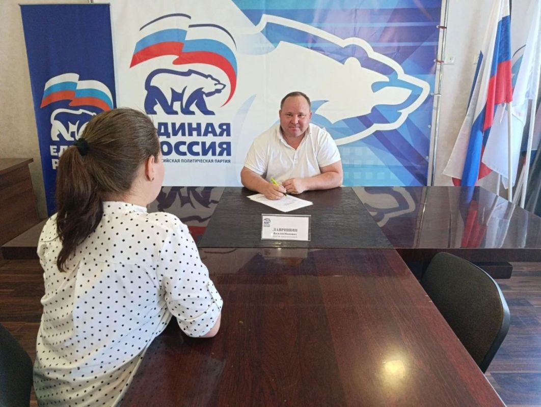 Личный прием граждан. Сегодня, 1 сентября, в общественной приёмной Партии «Единая Россия» города Тореза депутат Торезского городского совета Василий Лавришин провел прием граждан