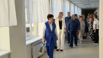 В рамках рабочей поездки в Ясиноватую прокурор Донецкой Народной Республики Андрей Спивак посетил общеобразовательную школу № 6