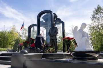 Росгвардейцы почтили память первого Главы ДНР