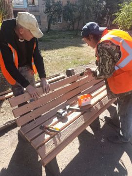 Коммунальщики Снежного продолжают благоустраивать территории общего пользования