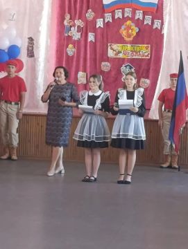 Депутат Амвросиевского муниципального совета Наталья Мачула приняла участие в торжественной линейке, посвященной началу нового учебного года в Амвросиевской школе №4