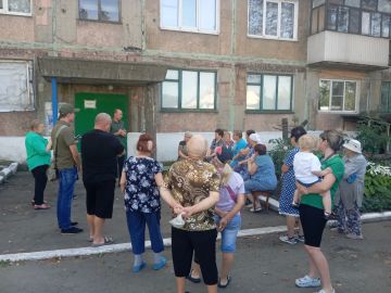 Сегодня, 02 сентября, заместитель главы администрации городского округа Дебальцево Евгений Глебов провел встречу с населением по улице Коммунистической