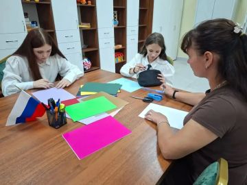 2 сентября в МБУ клуб "Шахтер" состоялось Мастер -класс «Готовимся к школе» изготовление закладок для учебников с участниками художественной самодеятельности