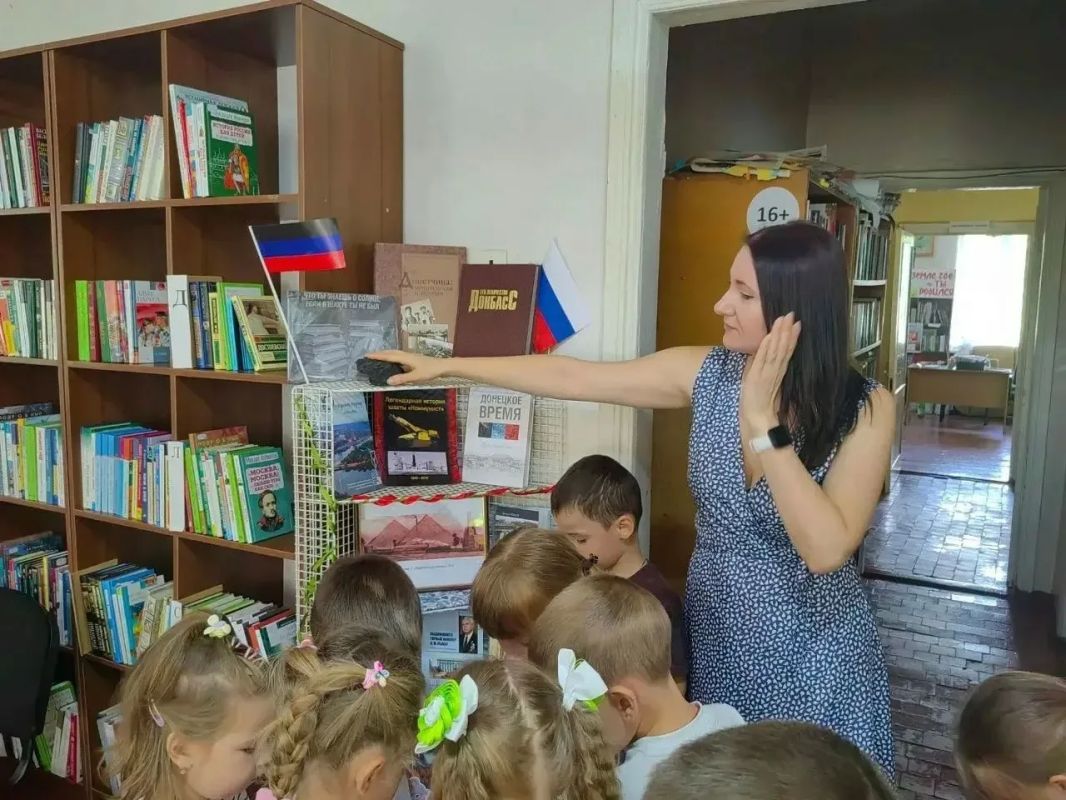 Для читателей Центральной детской библиотеки была организована тематическая литературная экспозиция «Под землей и в сердцах», повещённая Дню Шахтёра