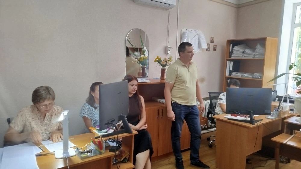 Сегодня заместитель первый Главы Администрации Тельмановского муниципального округа провел встречу с трудовым коллективом Финансового управления в пгт Тельманово