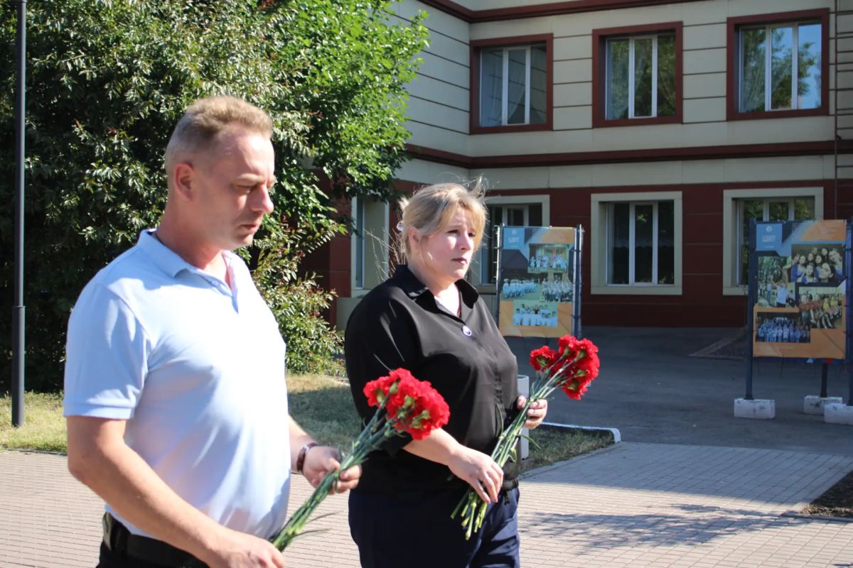 Сегодня, в День солидарности в борьбе с терроризмом, совместно с управляющим делами, председателем и представителями муниципального совета, а также с сотрудниками администрации округа почтили память всех невинных жертв...