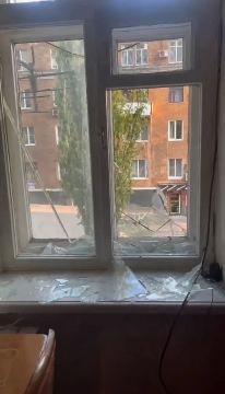 Утром в центральной части Макеевки произошёл прилёт — в жилых многоэтажках вылетели окна, сообщают местные жители