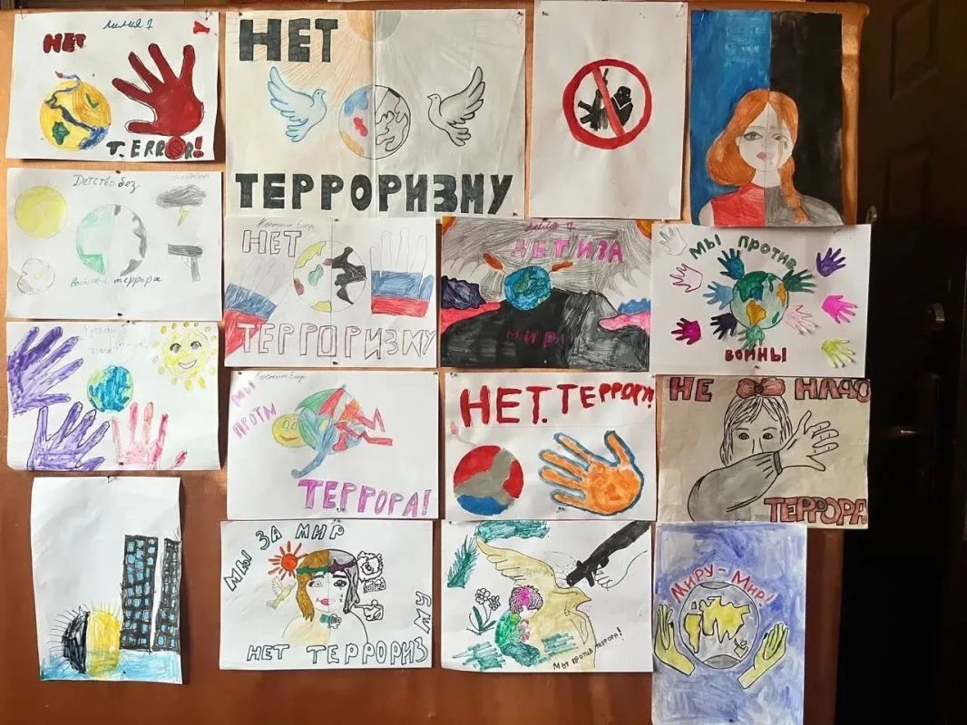 3 сентября в МБУ клуб "Шахтер" была организована выставка детского рисунка ко Дню солидарности в борьбе с терроризмом."Мы помним тебя, Беслан"
