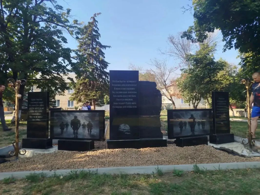 В Марьяновке завершили установку плит к мемориалу