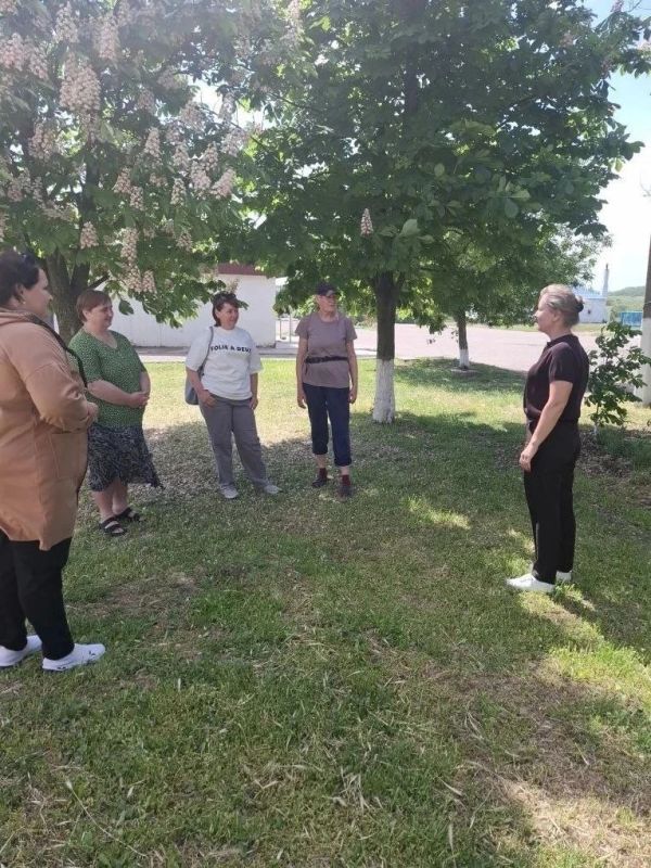 Начальник Коньковского территориального отдела Администрации Тельмановского муниципального округа провела с жителями села Ивановка, в ходе которой разъясняла ответы на интересующие вопросы