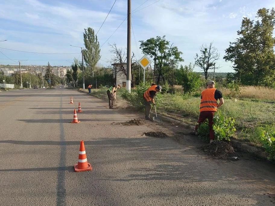 В Снежном продолжаются работы по уборке дорог