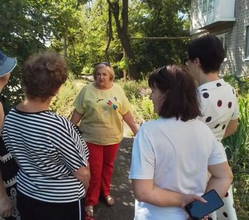 По инициативе Главы Республики Дениса Пушилина, сегодня, 3 сентября, депутат Макеевского городского совета Ирина Рудь провела встречу с жителями Кировского района на подведомственной территории по ул. Циолковского, 137