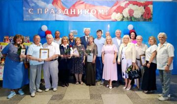 В Петровском районе заместитель главы администрации г.о. Донецк совместно с руководителем Управы Петровского внутригородского района провели встречу с жителями Петровского района в ДК им. Петровского