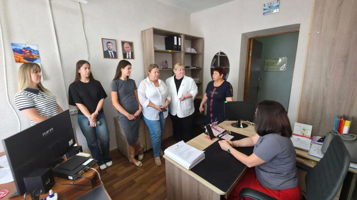 3 сентября Лидия Лифинцова, член Общественного совета провела встречу с трудовым коллективом Сектора социальной работы администрации городского округа Торез