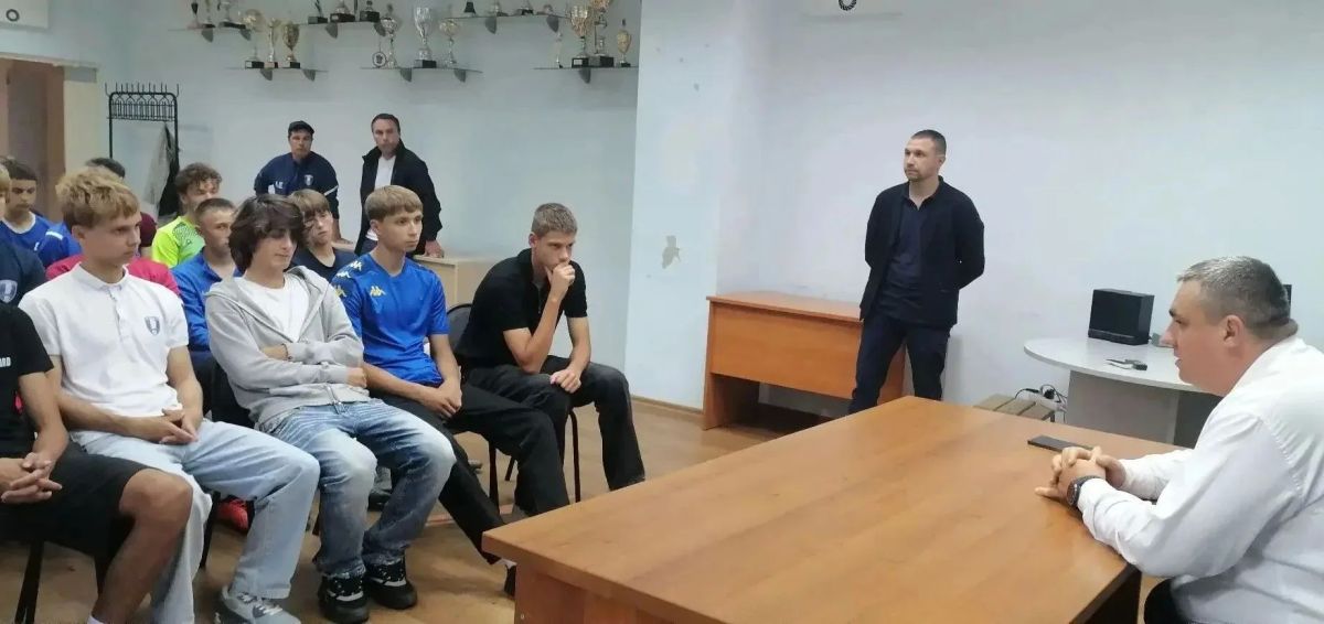 Алексей Кулемзин: В День солидарности в борьбе с терроризмом полицейские Калужской области встретились с воспитанниками ФК «Калуга»