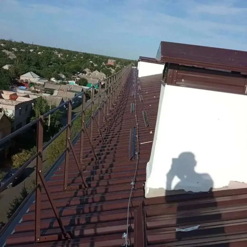 Нижегородские подрядчики находятся на финальном этапе обновления кровли дома в переулке Гагарина в Иловайске