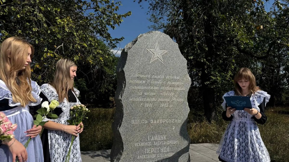 Юные снежнянцы почтили память героев