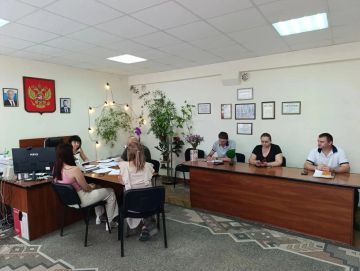 В администрации Амвросиевского муниципального округа состоялось заседание комиссии по установлению мер социальной поддержки под председательством председателя комиссии Крюковой Елены Николаевны