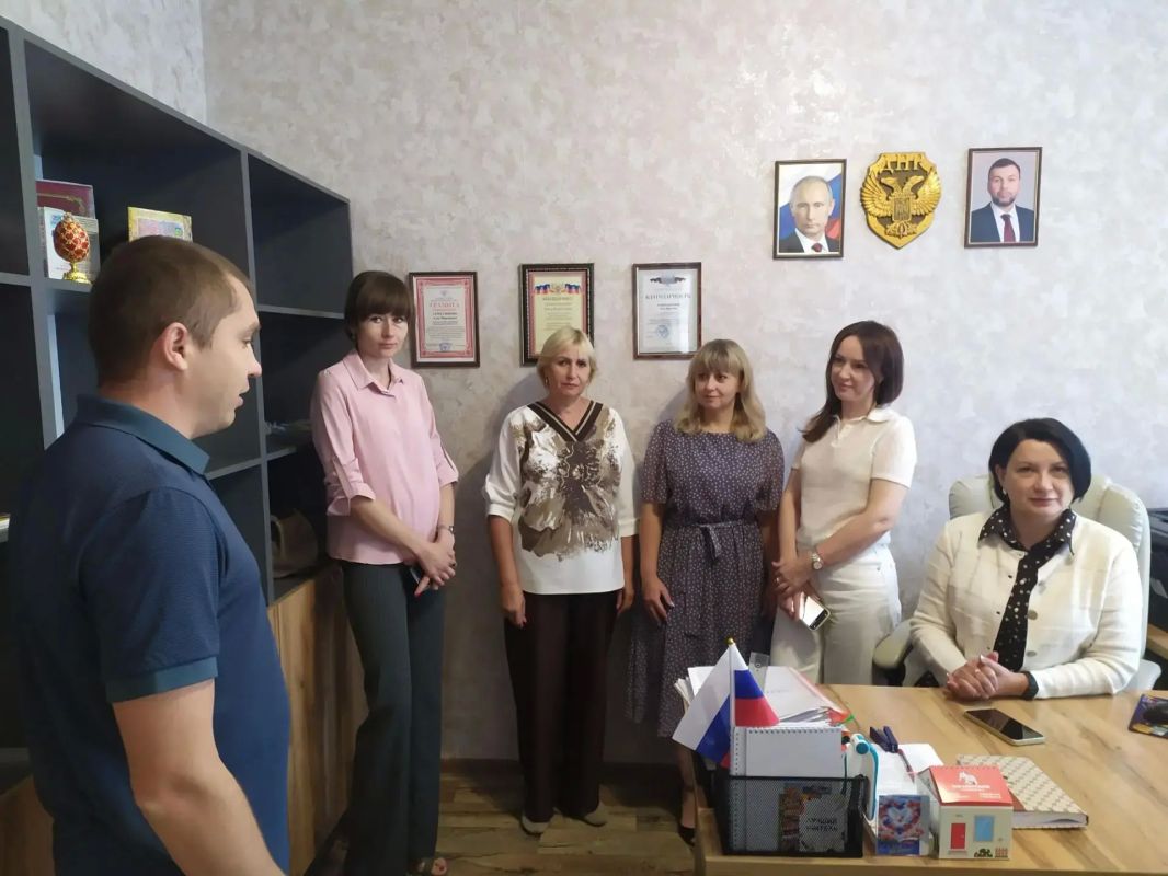 3 сентября заместитель главы администрации городского округа Торез Александр Остапенко провел встречу с трудовым коллективом Управления образования администрации городского округа Торез