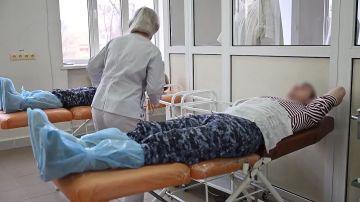 В ДНР главный врач Калининской больницы поблагодарил росгвардейцев за вклад в спасение жизней