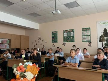 «Разговоры о важном». Новая учебная неделя в нашей гимназии началась традиционно с линейки и почётного права выноса флага Российской Федерации и флага Донецкой Народной Республики юнармейцами ВПК «Юные патриоты Донбасса»...