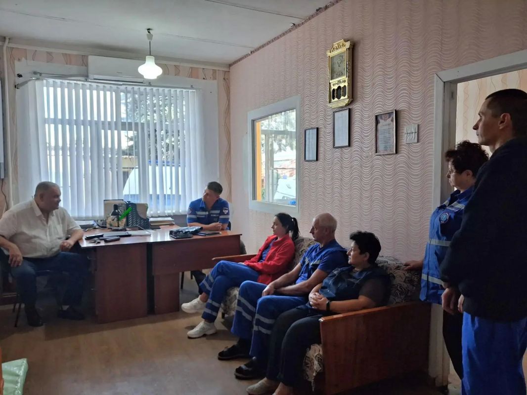 Председатель Амвросиевского муниципального совета Александр Шульга провел встречу с сотрудниками скорой помощи