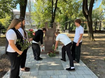 7 сентября ученики ГБОУ «Лицей «Спектр» г.о. Торез» приняли участие в акции «Память поколений» и почтили подвиг ликвидаторов в честь 40-летия Чернобыльской аварии