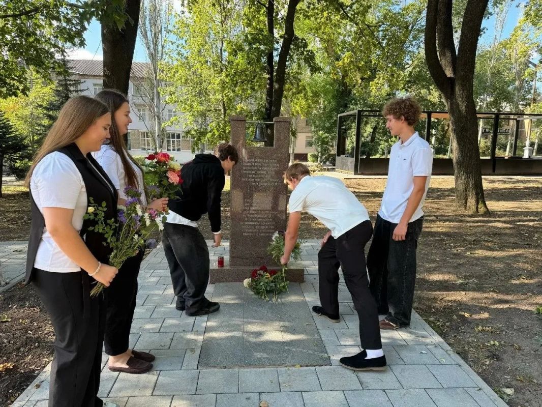 7 сентября ученики ГБОУ «Лицей «Спектр» г.о. Торез» приняли участие в акции «Память поколений» и почтили подвиг ликвидаторов в честь 40-летия Чернобыльской аварии
