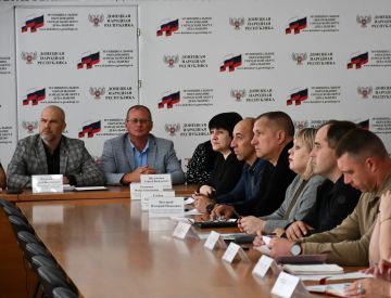 Сегодня, 7 сентября, глава муниципального образования городского округа Дебальцево Сергей Желновач провел расширенное аппаратное совещание