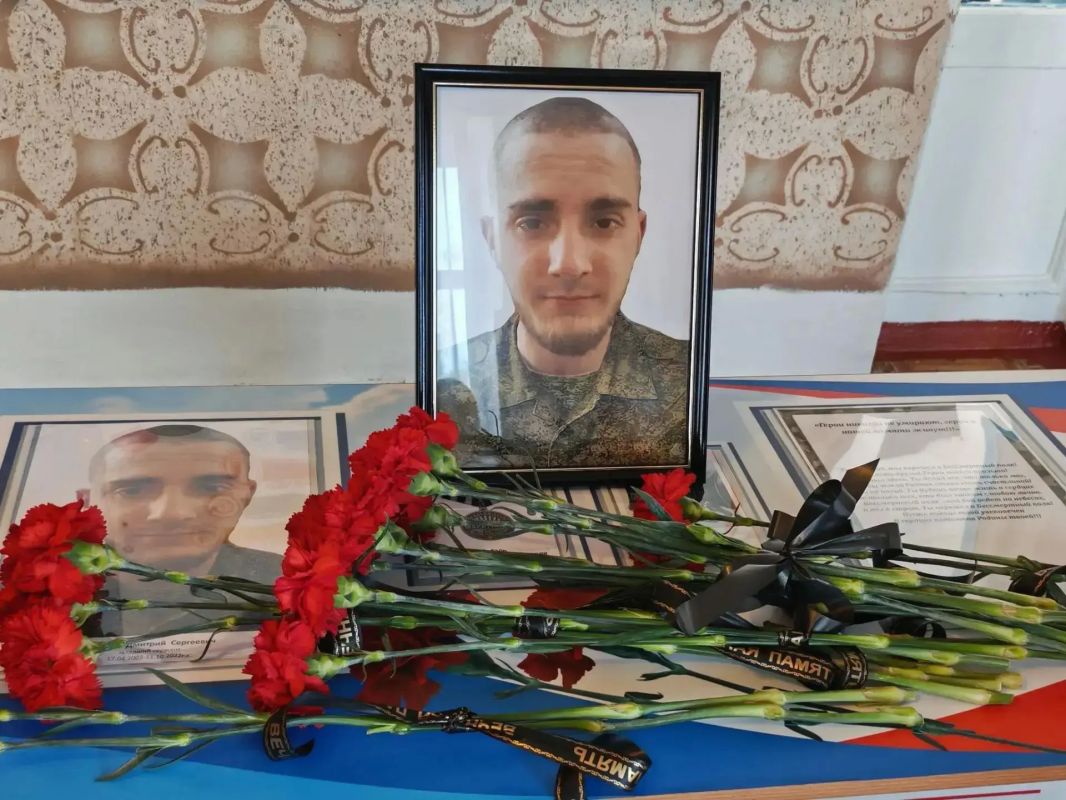 Минута молчания и цветы: в торезской школе увековечили память погибшего выпускника