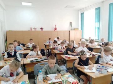 Увлекательную творческую экскурсию в волшебный мир народного творчества организовала для первоклассников Ясиноватой работник городской библиотеки Лидия Корикова