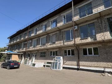 Александр Шатов: Сахалинские специалисты поменяли окна в Центральной районной больнице Шахтерска