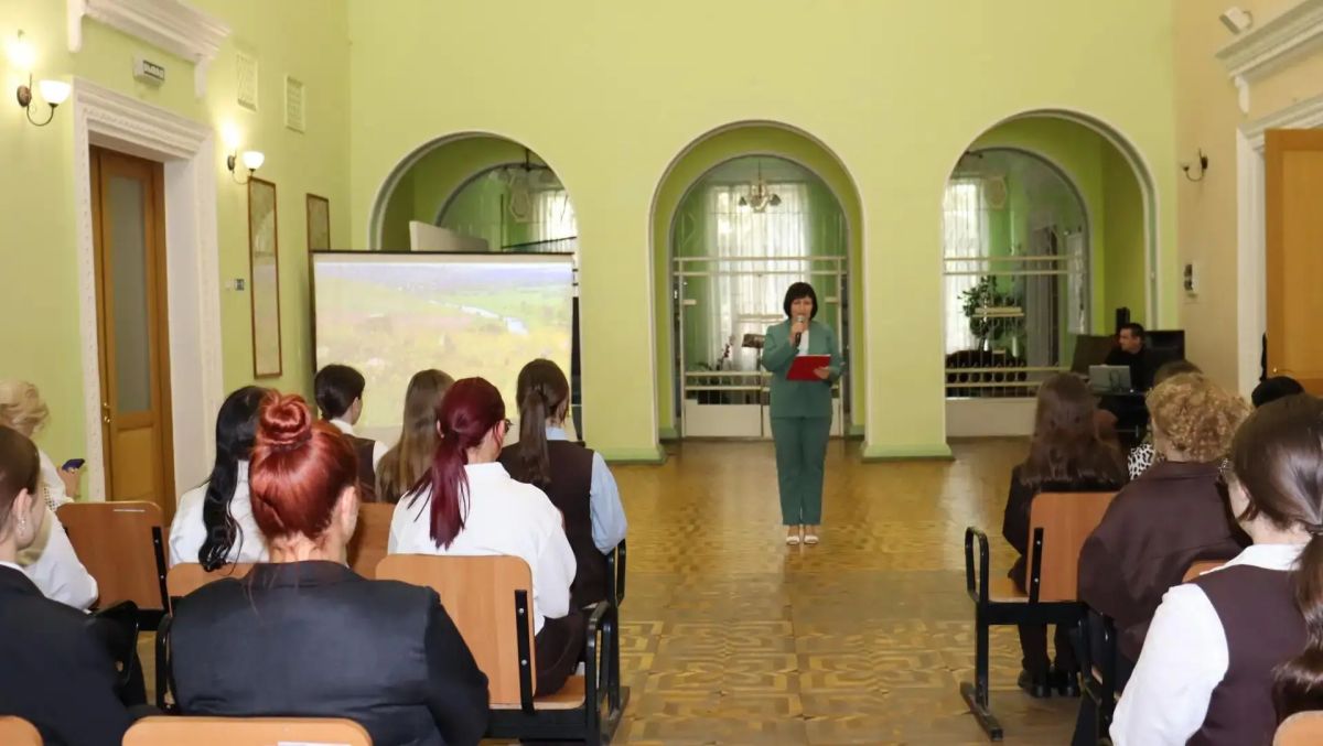 В Муниципальном бюджетном учреждении «Городской дворец культуры им. В. Г. Кирсановой», Дворец культуры «ЯКХЗ» прошёл тематический вечер «Память жива», приуроченный ко Дню освобождения Донбасса