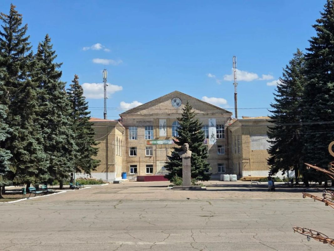 Владимирцы продолжают ремонт крыши культурно-досугового комплекса в Кировском