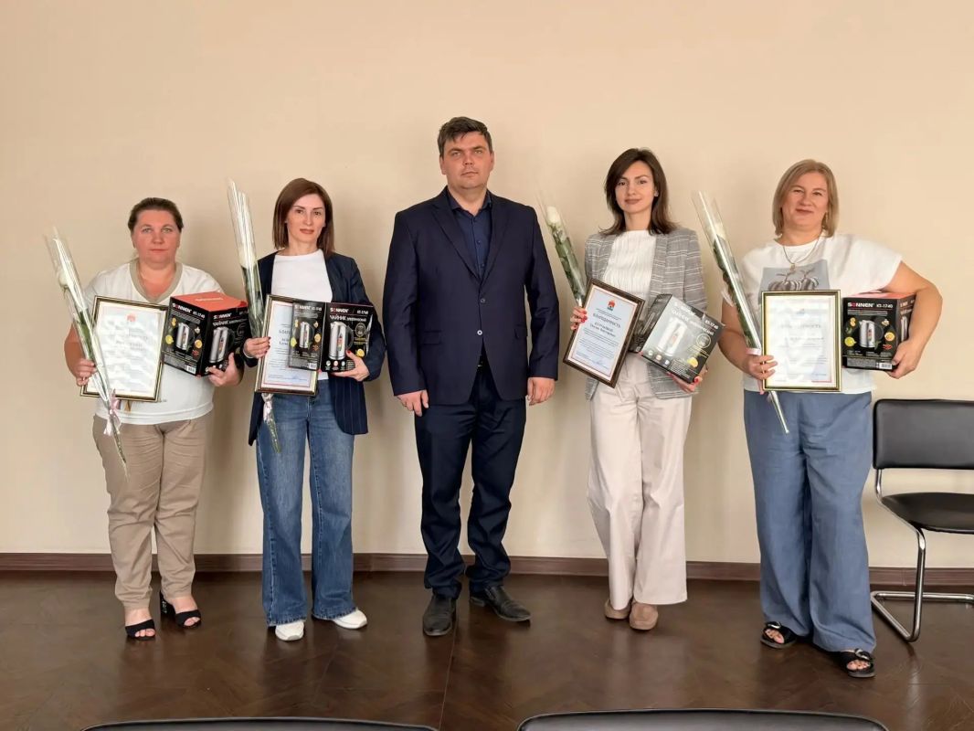 Сегодня, 08 сентября, Артем Чесноков, Глава муниципального образования городского округа Торез в День финансиста с профессиональным праздником поздравил работников данной сферы