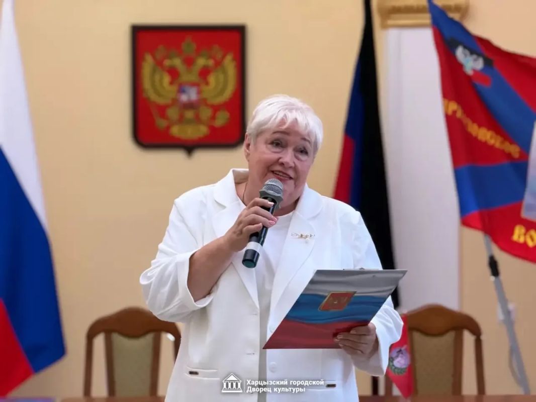 В Харцызском городском Дворце культуры состоялась торжественная церемония награждения, приуроченная к 80-летию годовщины освобождения Донбасса