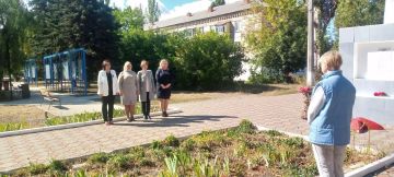 Возложение цветов. 8 сентября в городе Углегорск прошло возложение цветов к памятнику погибшим воинам, посвящённое Дню освобождения Донбасса от немецко-фашистских захватчиков