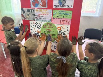 3 сентября в Центре культуры и досуга поселка Криничная прошла акция «Дерево мира», приуроченная ко Дню солидарности в борьбе с терроризмом, который ежегодно отмечается в России 3 сентября