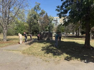 3 сентября, в рамках мероприятий, посвящённых окончанию Второй мировой войны, сотрудники МБУ «Дворец культуры им. К.И. Поченкова» присоединились к акции «Чистый обелиск», чтобы отдать дань уважения подвигу наших героев
