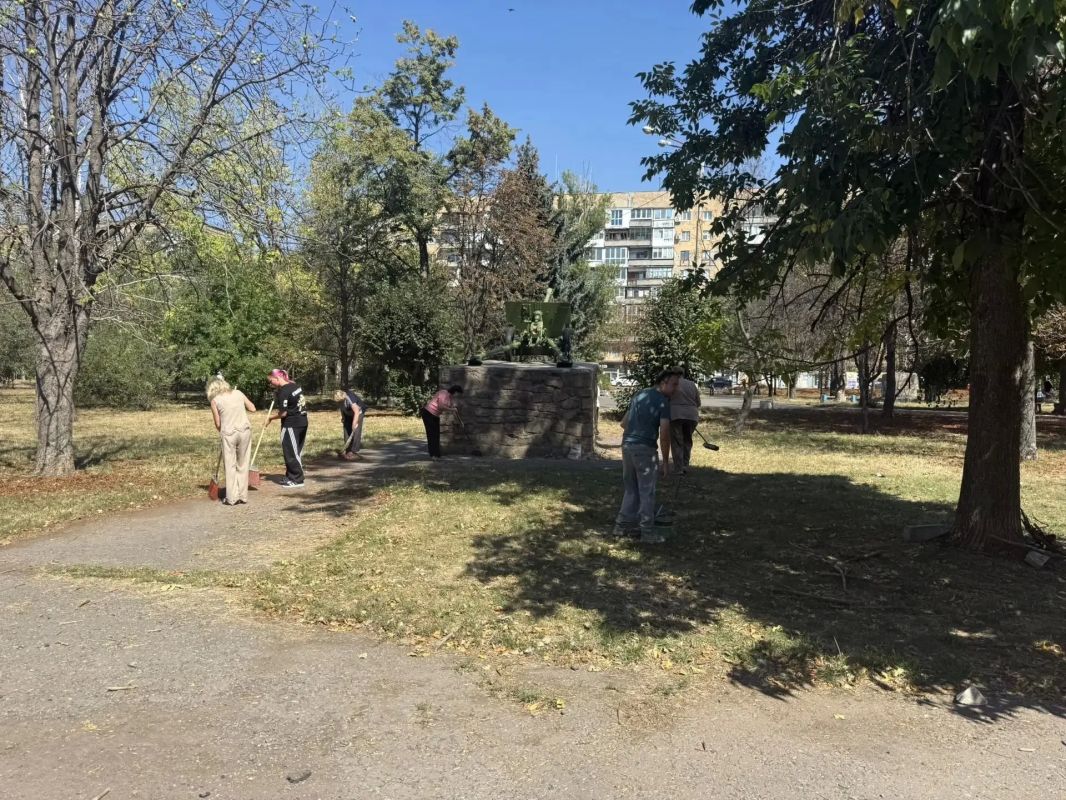 3 сентября, в рамках мероприятий, посвящённых окончанию Второй мировой войны, сотрудники МБУ «Дворец культуры им. К.И. Поченкова» присоединились к акции «Чистый обелиск», чтобы отдать дань уважения подвигу наших героев