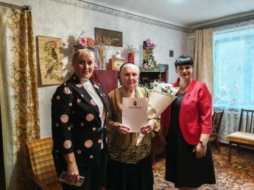 90 лет добра и мудрости! Депутаты Тореза поздравили юбиляра!