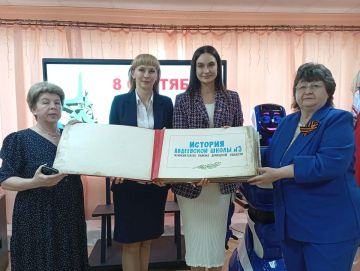 Уникальный подарок, раритет с необычной историей сегодня передала в дар Ясиноватскому городскому музею уполномоченный по правам ребенка Донецкой Народной Республики Таисия Чернявская
