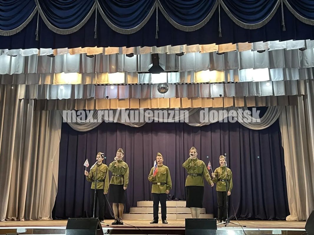 Сегодня во Дворце культуры «Юбилейный» состоялась концертная программа творческих коллективов ко Дню освобождения Донбасса «Земля моя освобожденная»