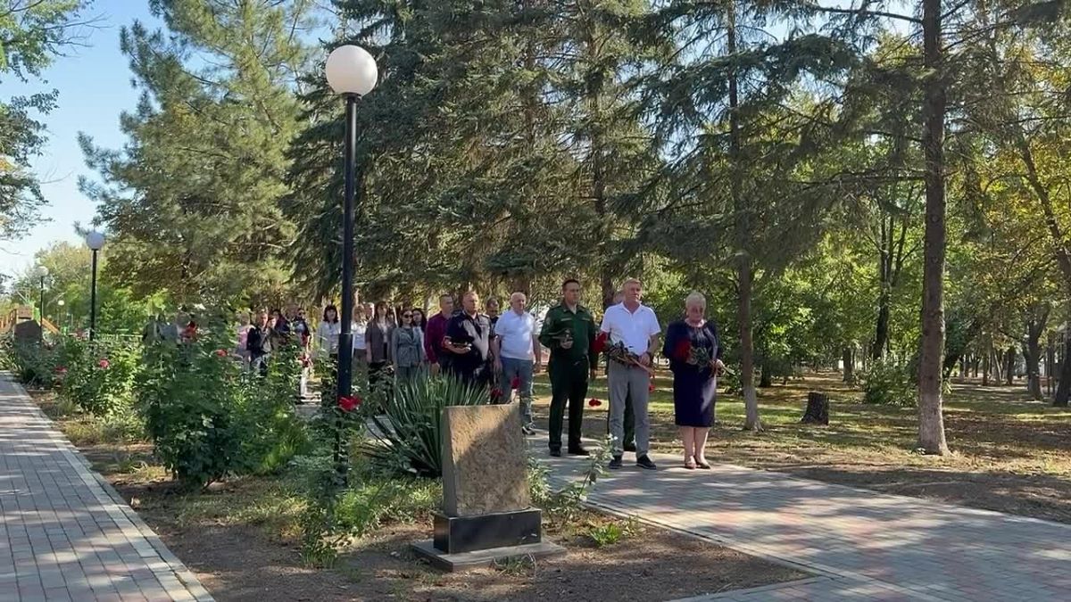 Сергей Юзвинкевич: В День освобождения Донбасса от немецко-фашистских захватчиков вместе с трудовыми коллективами и представителями военного комиссариата возложил цветы к памятнику воинам односельчанам, погибшим в годы...